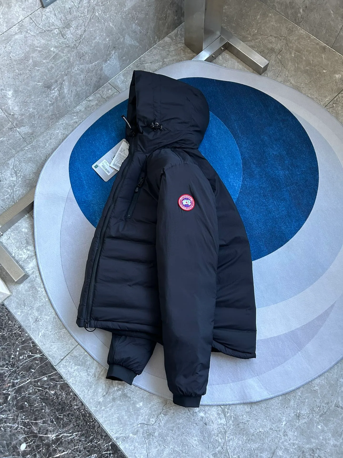 P880 official website CANADA GOOSE thin and light model. It is super lightweight and has no weight-bearing feeling on the upper body! It also shows your temperament!! The Canadian brand Canada Goose has always been recognized as the warmest down jacket. Various Instagram celebrities, Internet celebrities, and celebrities often wear it for street photos. I make Canada Goose every year, but I still can’t get rid of my love for it. No matter how cold the winter is, there is no need to be afraid. It is the legendary warmest down jacket and is known as a must-have for arctic outdoor sports! The most popular down jacket in the world, major celebrities are rushing to buy it, and it is a must-have for everyone! Size: S-2xl Color: black gray